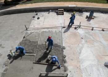 Pessoas trabalhando em uma obra pública