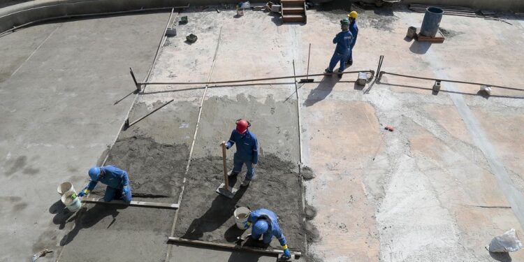 Pessoas trabalhando em uma obra pública