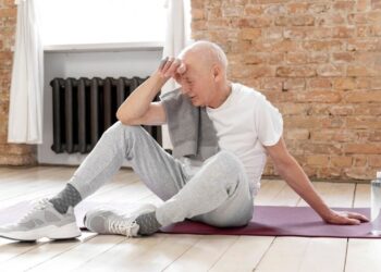 Um idoso no chão se sentindo mal após uma onda de calor