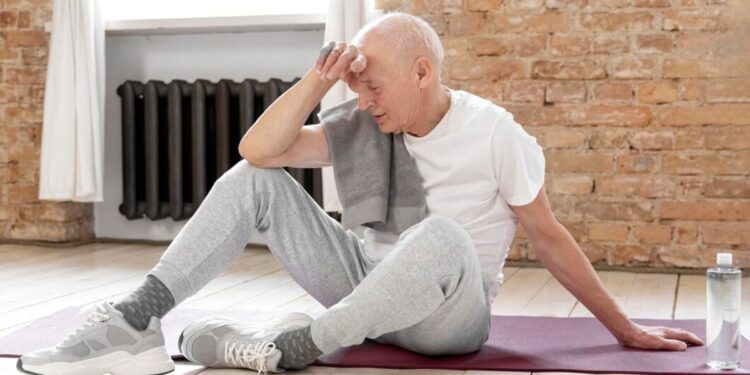 Um idoso no chão se sentindo mal após uma onda de calor