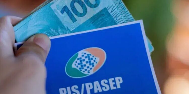 Cartão do PIS/PASEO com notas de R$ 100,00