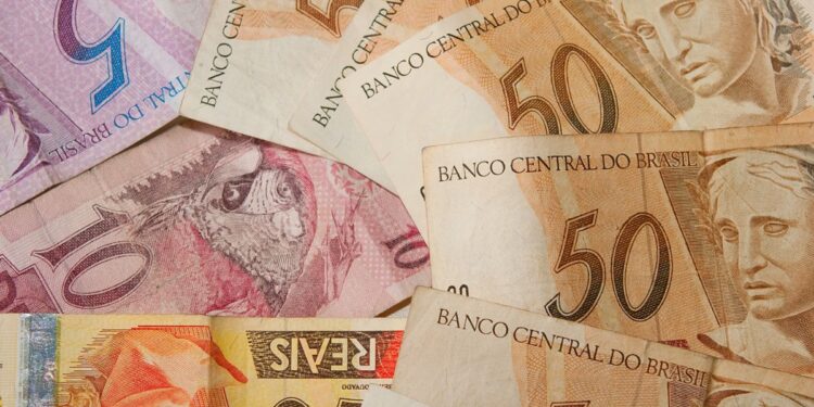 Leque de cédulas de R$ 50,00 (cinquenta reais) sobre cédulas de outros valores