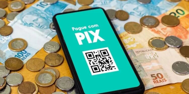Celular com a tela de um QR Code para pagar com PIX