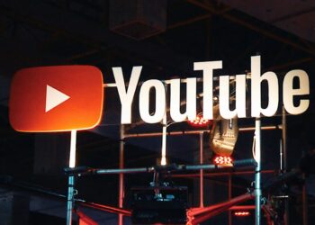 Uma placa do YouTube em representação ao PL do Streaming