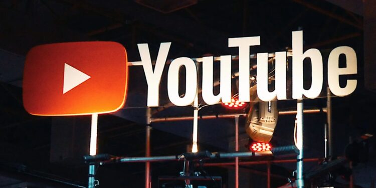 Uma placa do YouTube em representação ao PL do Streaming