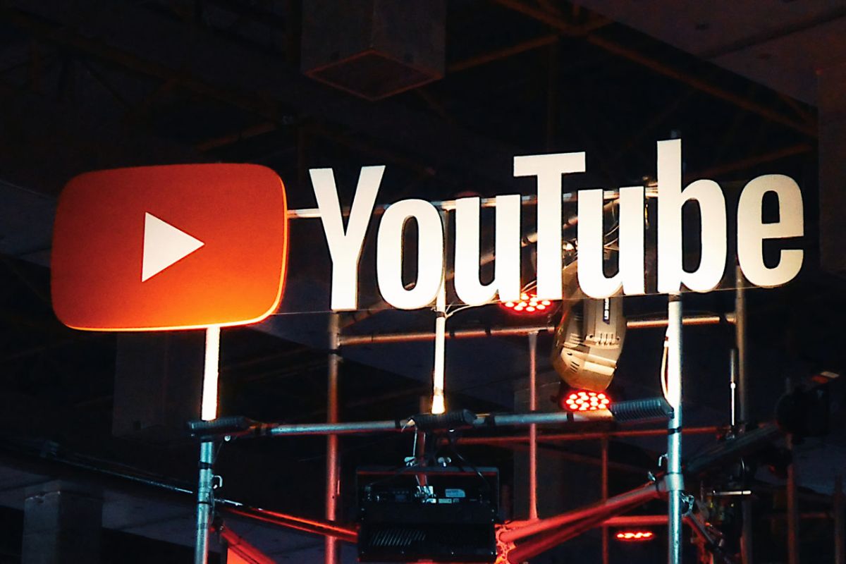 Uma placa do YouTube em representação ao PL do Streaming