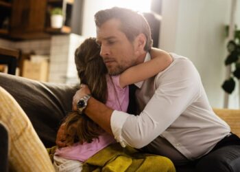 Um pai abrançando sua filha