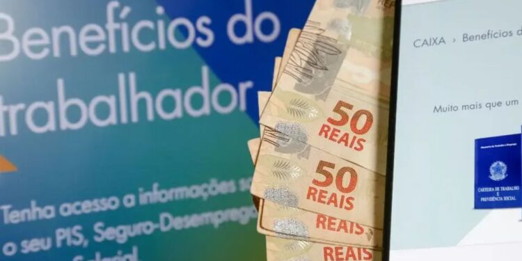 Pis/Pasep em um aplicativo ao lado de notas de R$ 50,00
