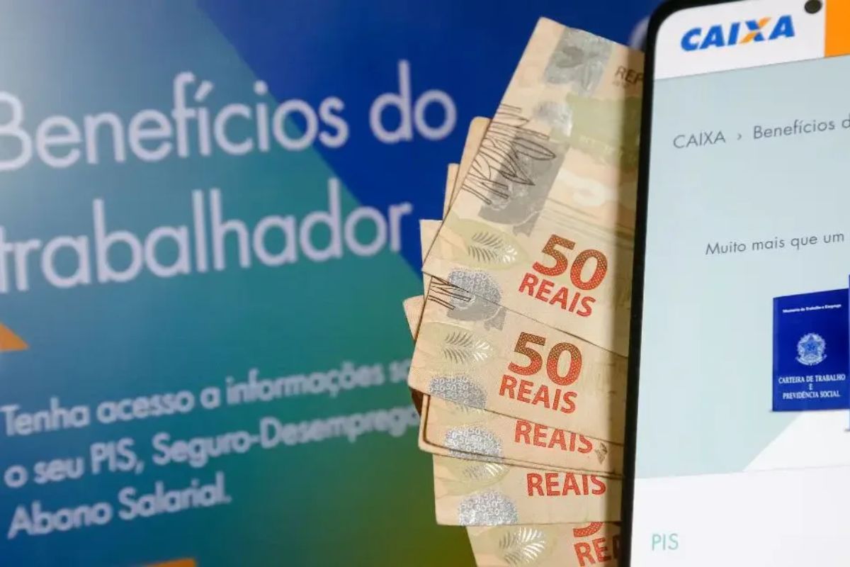 Pis/Pasep em um aplicativo ao lado de notas de R$ 50,00
