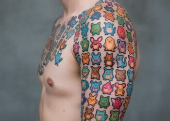 Um homem com tatuagens de 150 pokemons