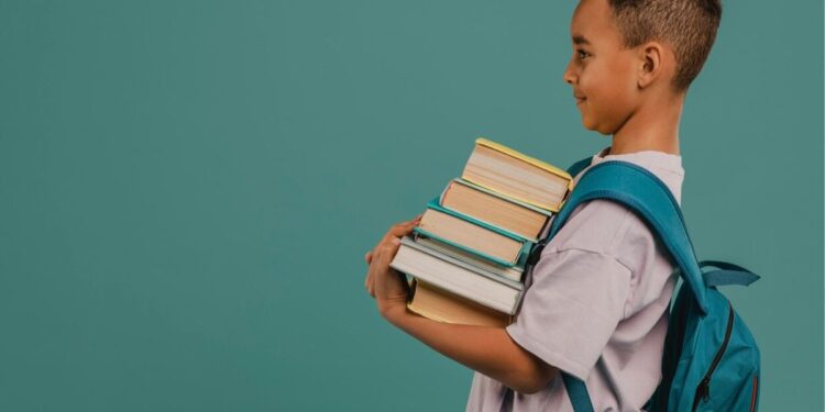 Um jovem segura livros para evitar a reprovação escolar 2026
