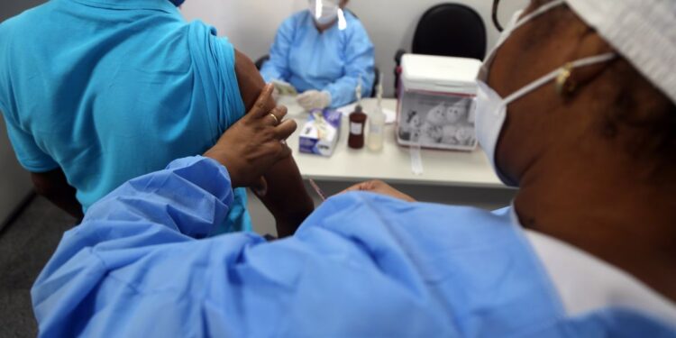 Enfermeiras aplicando vacina de reforço de Sarampo