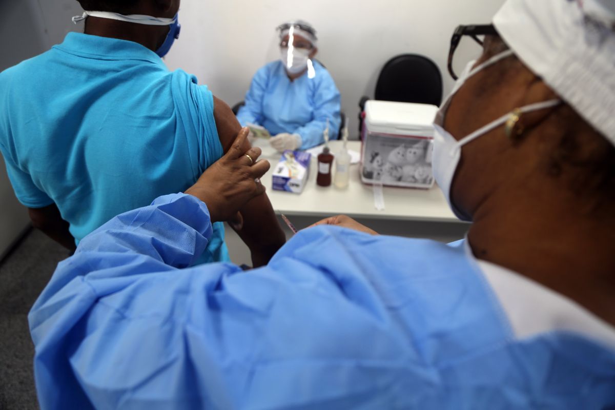 Enfermeiras aplicando vacina de reforço de Sarampo