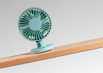 Um ventilador em uma casa que está sem ar-condicionado