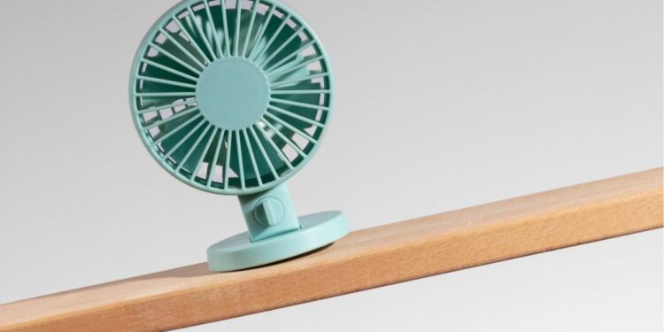 Um ventilador em uma casa que está sem ar-condicionado