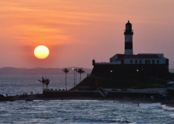Imagem do pôr do sol durante o solstício de verão