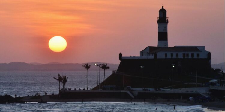 Imagem do pôr do sol durante o solstício de verão