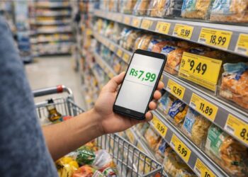 Uma pessoa vendo o preço no supermercado com o celular na mão