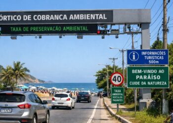 Cidade turística com pórtico que cobra taxa na entrada