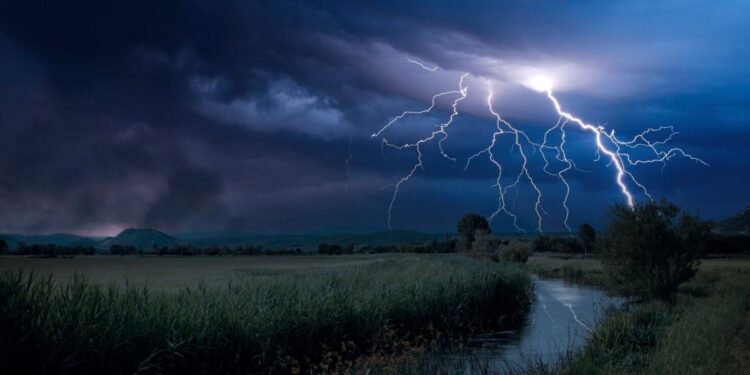 Imagem de uma tempestade com raios