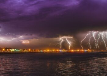 Raios sobre a praia de uma tempestade de verão