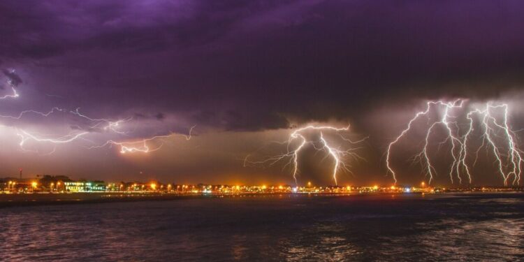 Raios sobre a praia de uma tempestade de verão