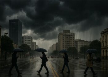 Um dia nublado de chuva em Curitiba após alerta do Simepar