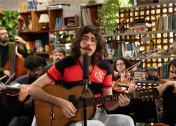 TIm Bernardes no Tiny Desk Brasil