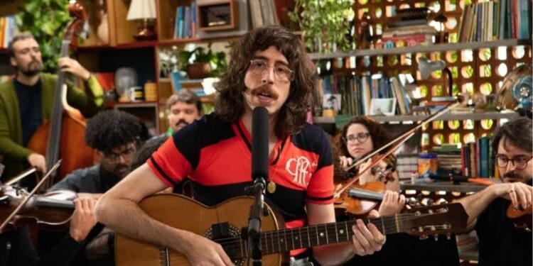 TIm Bernardes no Tiny Desk Brasil