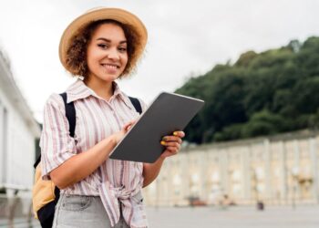 Uma turista na cidade atenta às taxas