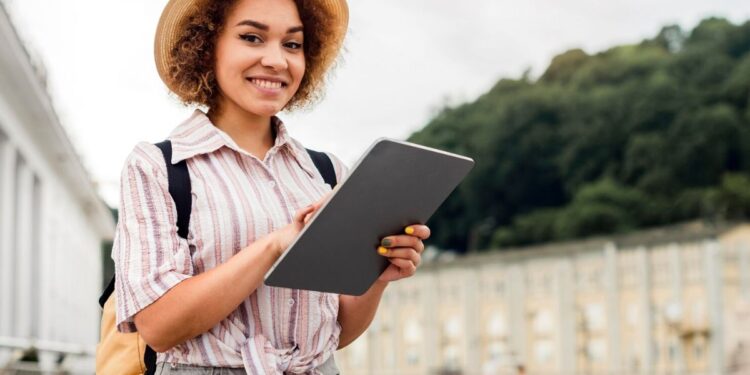 Uma turista na cidade atenta às taxas