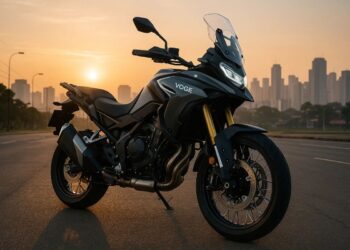 Uma moto Voge estacionada durante o pôr do sol