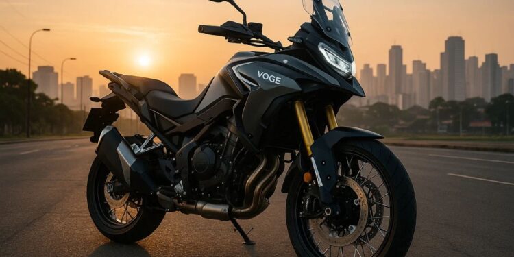 Uma moto Voge estacionada durante o pôr do sol