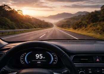 Painel de um carro exibe a velocidade ideal para viajar, 95 km/h