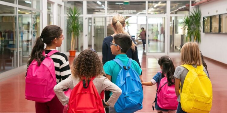 Crianças voltando para as aulas conforme o novo calendário escolar 2026