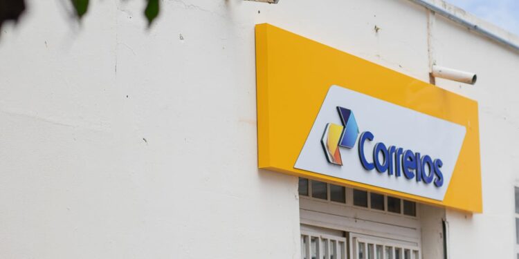 Correios anunciam plano de demissão para 15 mil funcionários