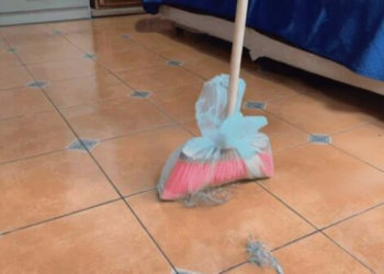 Colocar uma sacola na vassoura vai economizar seu tempo na limpeza de casa