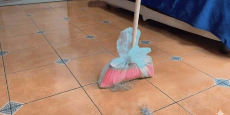 Colocar uma sacola na vassoura vai economizar seu tempo na limpeza de casa