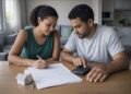 Um casal fazendo as contas para aproveitar o aluguel que vira renda