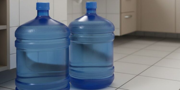 Galões para armazenar água na cozinha