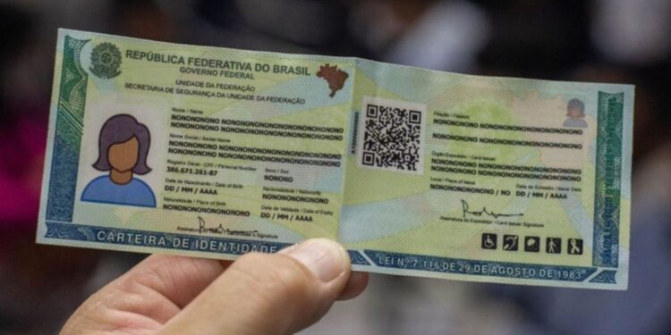 Novo RG na mão de uma pessoa