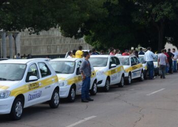 CNH Social ─ imagem de carros de autoescola estacionados