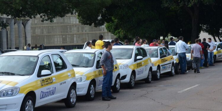 CNH Social ─ imagem de carros de autoescola estacionados