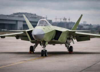 Imagem de um J-35 “sem pintura” na pista