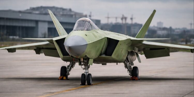 Imagem de um J-35 “sem pintura” na pista