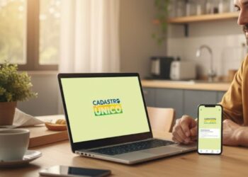 CadÚnico em uma tela de notebook e celular