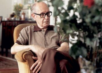 Carlos Drummond de Andrade sentado
