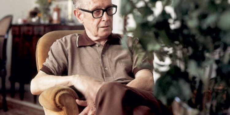 Carlos Drummond de Andrade sentado
