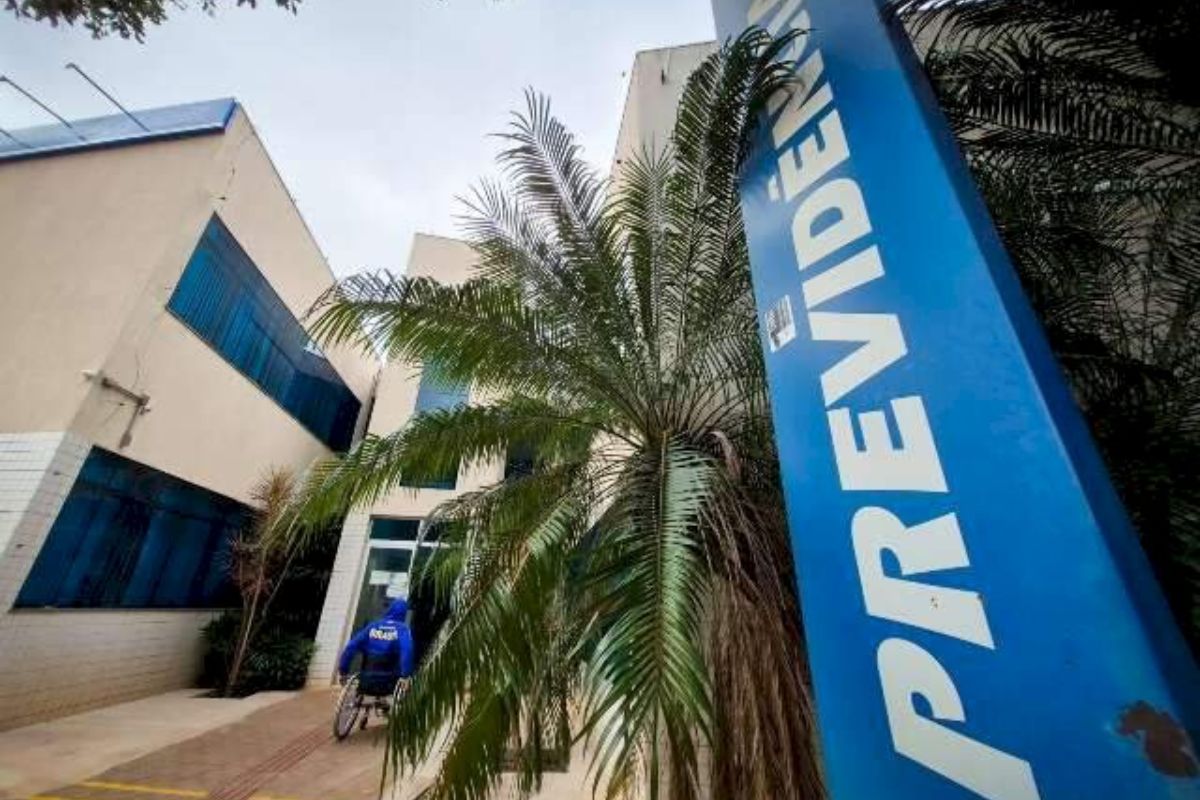 Meu INSS fora do ar: quando usar o telefone 135 e como resolver ...