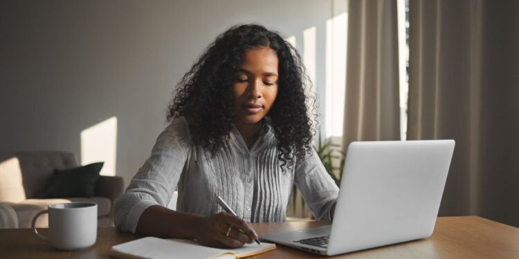 Uma mulher se preparando para o Concurso Detran